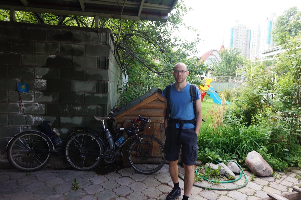 "European" Backpackers Hostel In Almaty Exterior photo